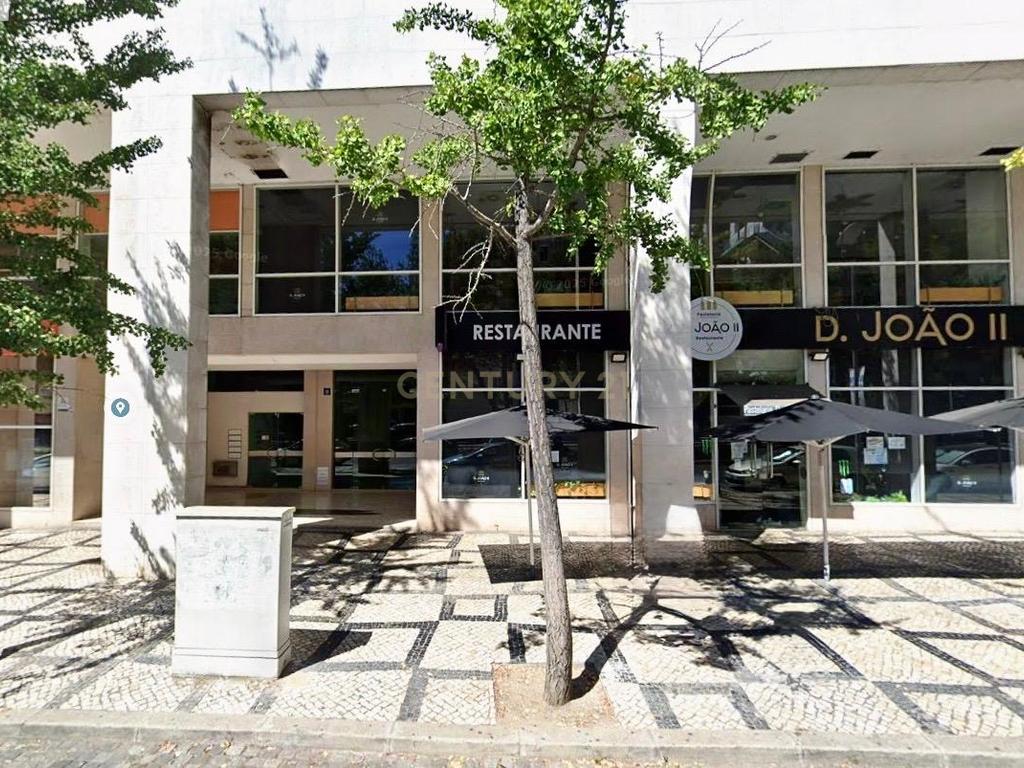 Excelente oportunidade de investimento no Parque das Nações - Image 1