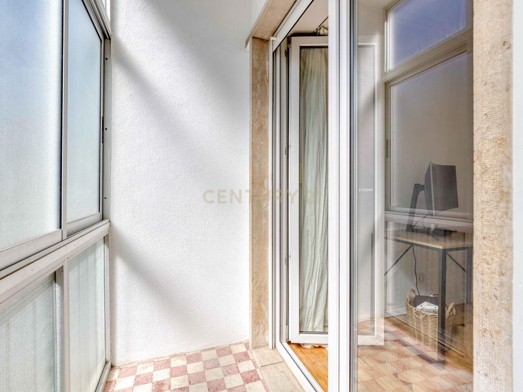T2 renovado em 2024, cozinha equipada e excelente luminosidade em Queluz - Image 30