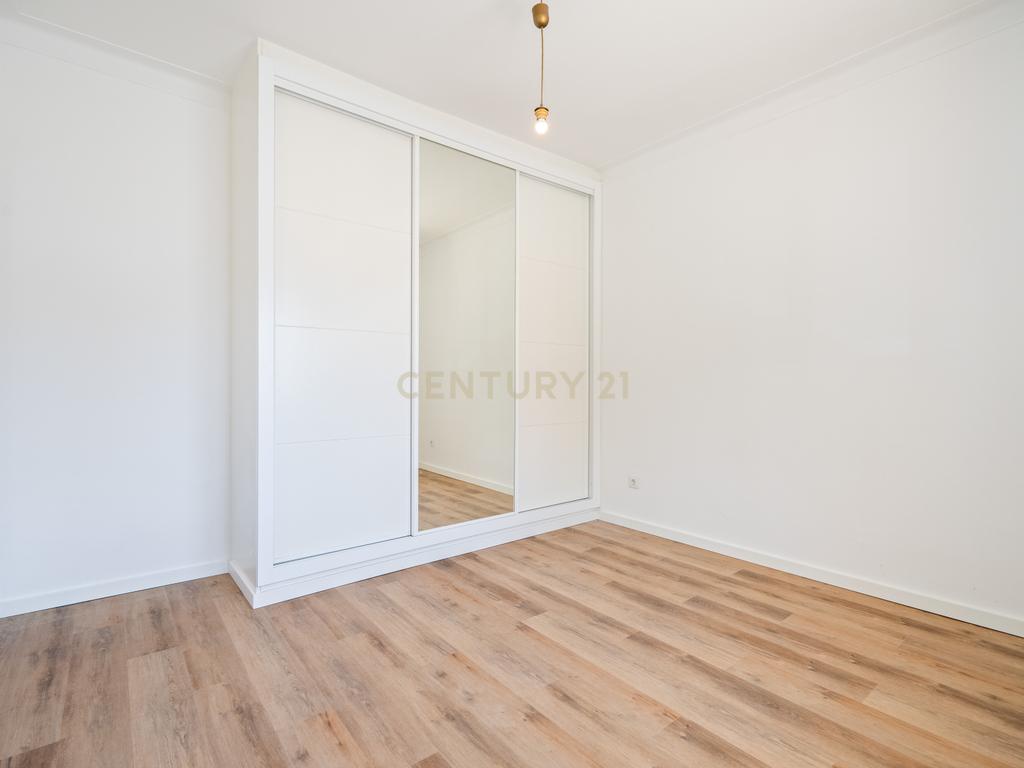 NÃO PERCA ESTA GRANDE OPORTUNIDADE! FANTÁSTICO APARTAMENTO T2 ESPAÇOSO TOTALMENTE REMODELADO MUITO BEM LOCALIZADO PRÓXIMO DE TODAS AS COMODIDADES E SERVIÇOS NO CENTRO DE PORTIMÃO E A POUCOS MINUTOS DAS PRAIAS! - Image 12