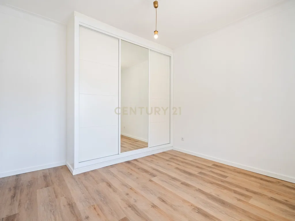 NÃO PERCA ESTA GRANDE OPORTUNIDADE! FANTÁSTICO APARTAMENTO T2 ESPAÇOSO TOTALMENTE REMODELADO MUITO BEM LOCALIZADO PRÓXIMO DE TODAS AS COMODIDADES E SERVIÇOS NO CENTRO DE PORTIMÃO E A POUCOS MINUTOS DAS PRAIAS! - Image 12