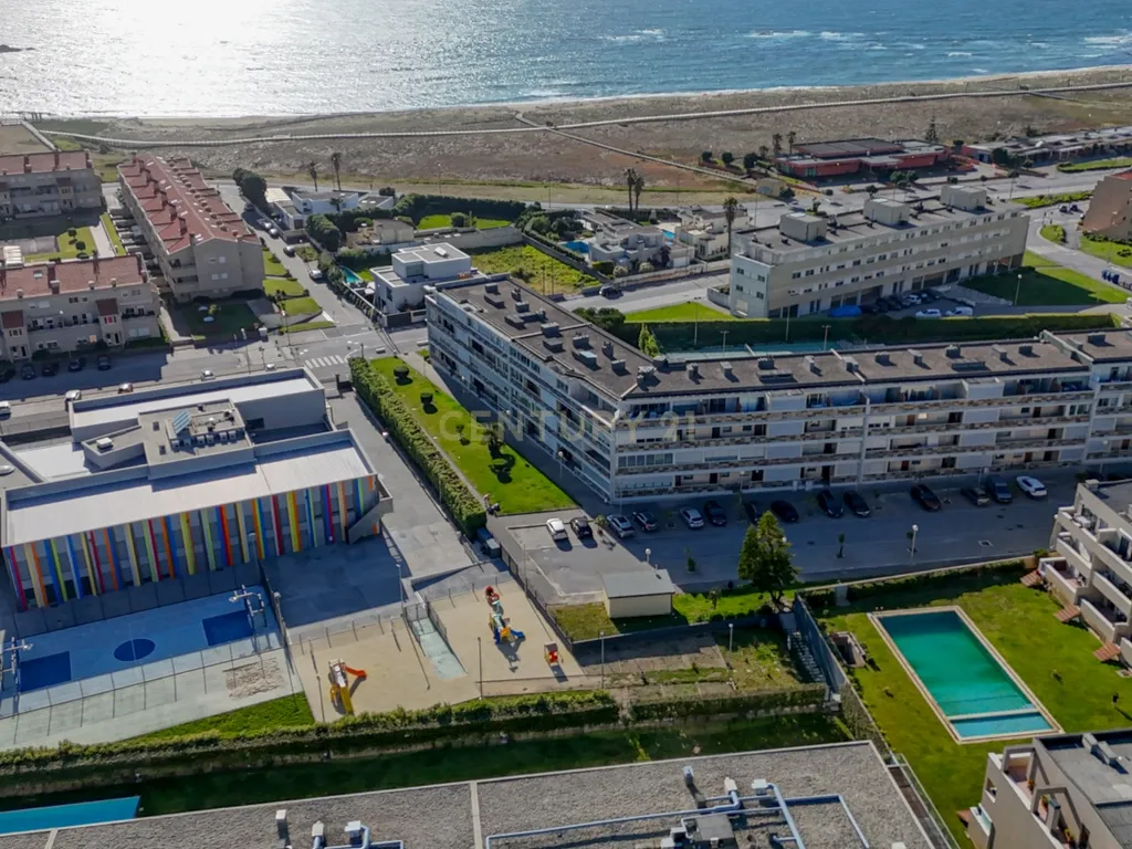 Apartamento T2+1 Duplex em condomínio fechado a 600m da praia - Image 30