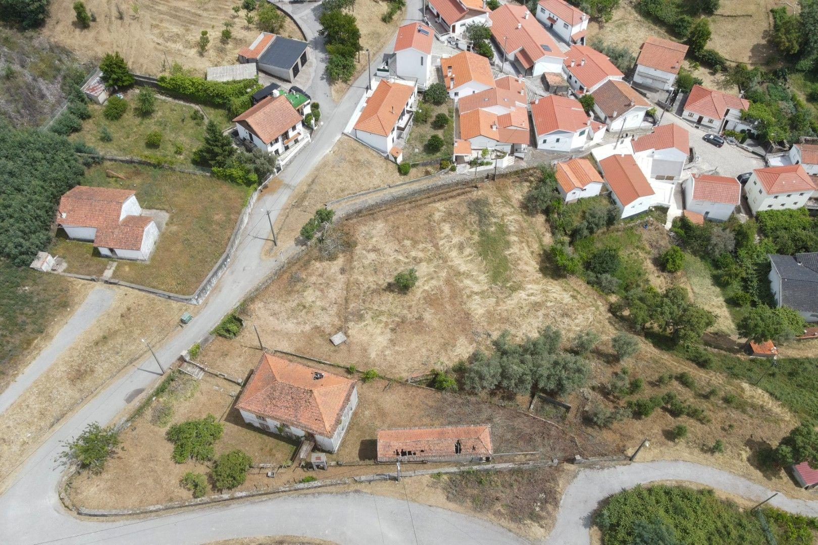 Fotografia 7 de Quinta com duas casas independentes para restaurar e poço