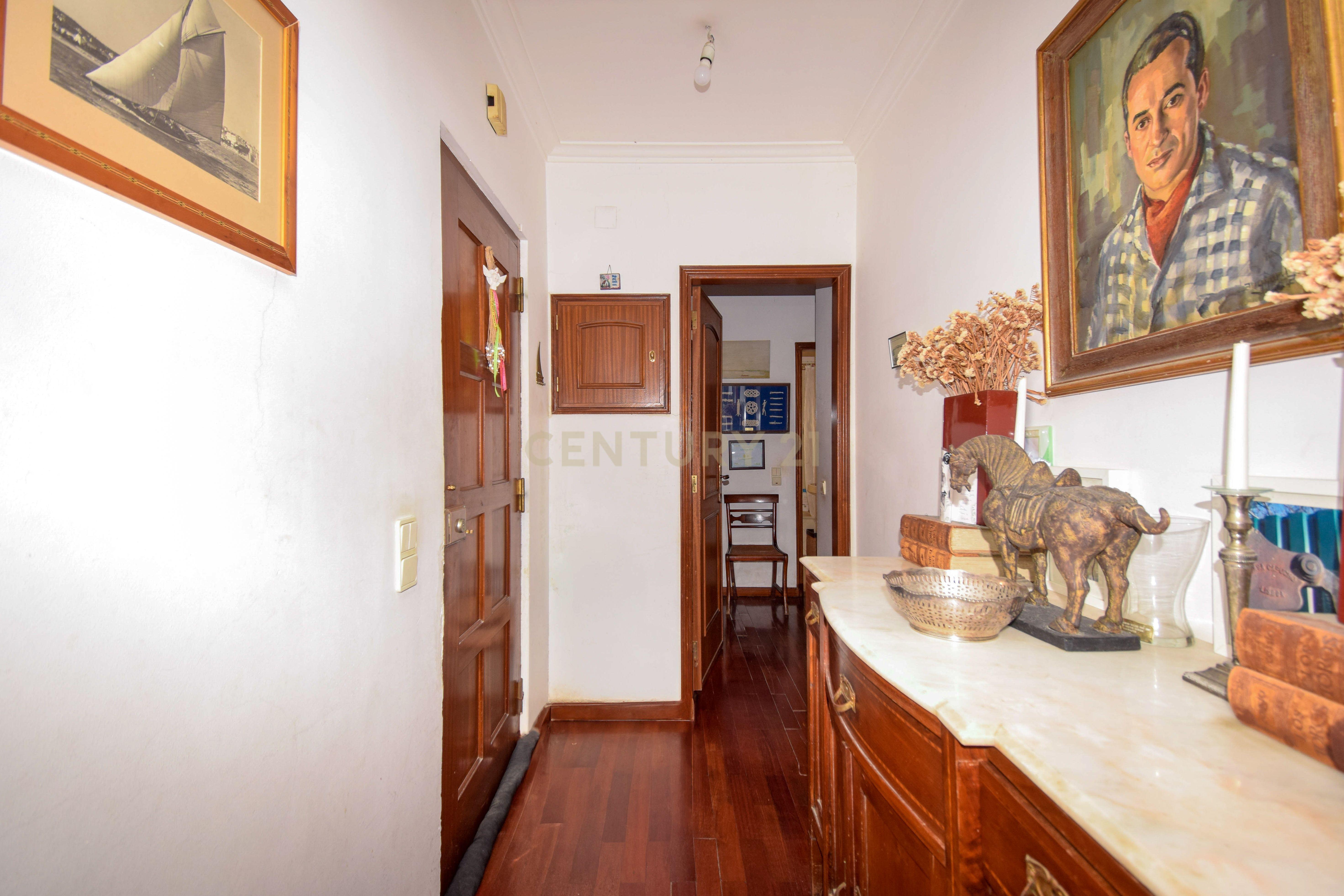 Apartamento T2 + 1 | Jardim e Estacionamento junto à Praia - Image 16