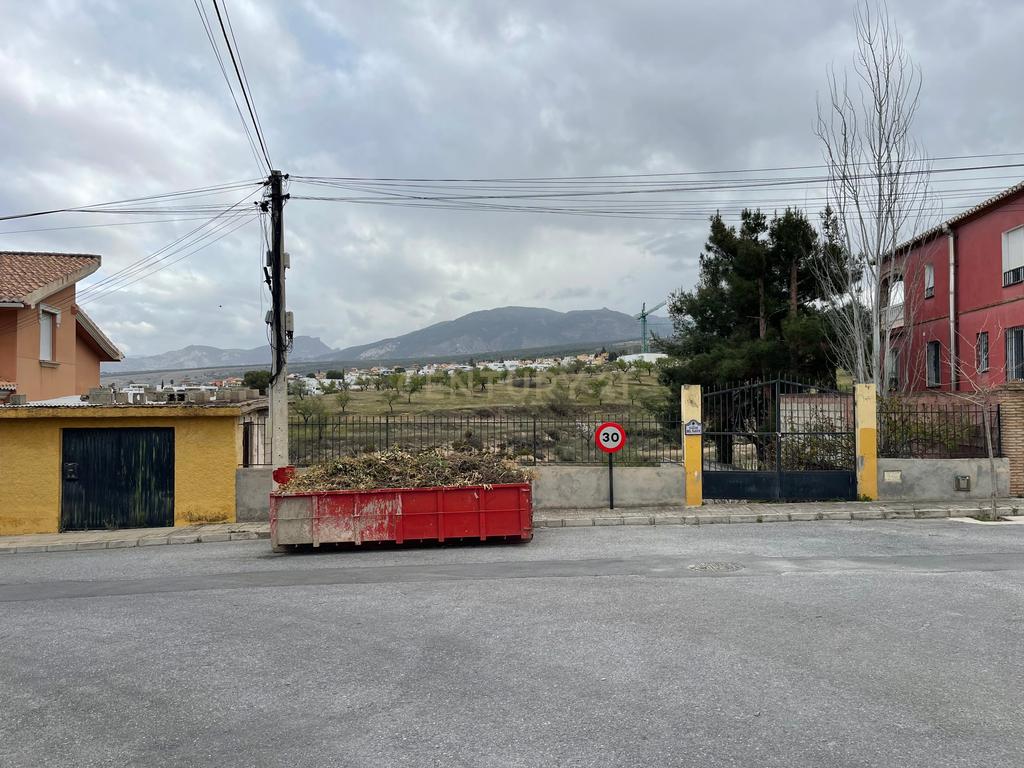 Terreno Urbano em Granada com Vista Panorâmica e Acessos Fáceis - Image 2
