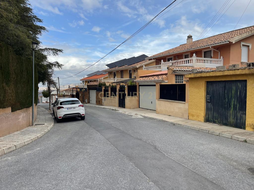 Terreno Urbano em Granada com Vista Panorâmica e Acessos Fáceis - Image 13