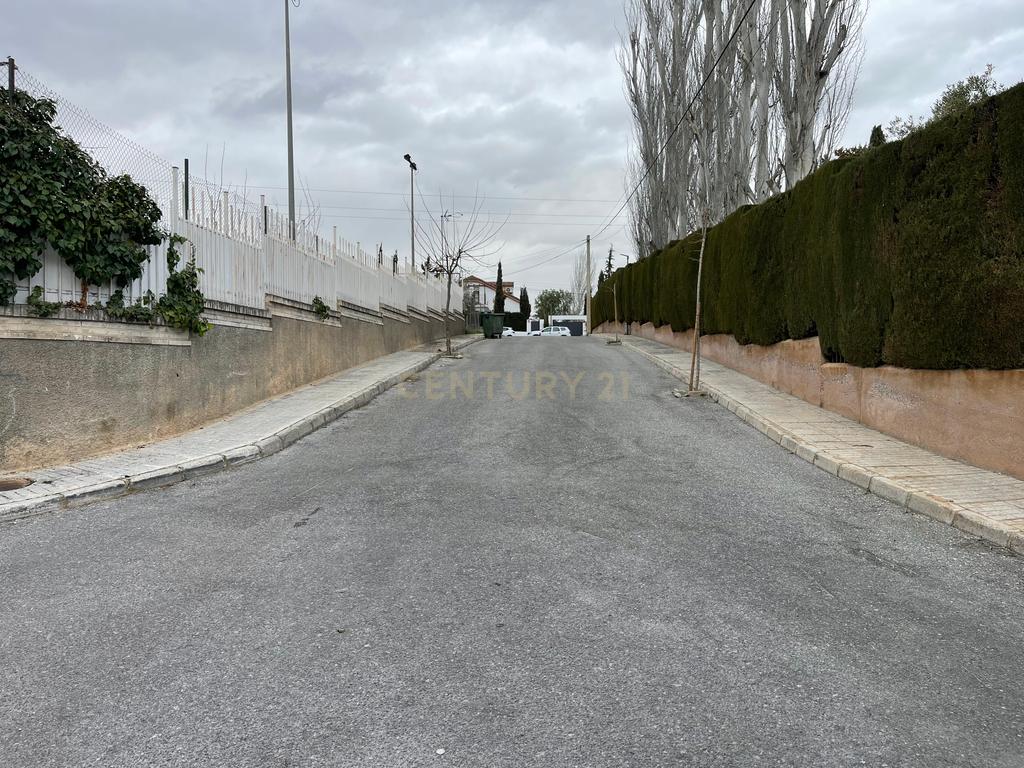 Terreno Urbano em Granada com Vista Panorâmica e Acessos Fáceis - Image 12