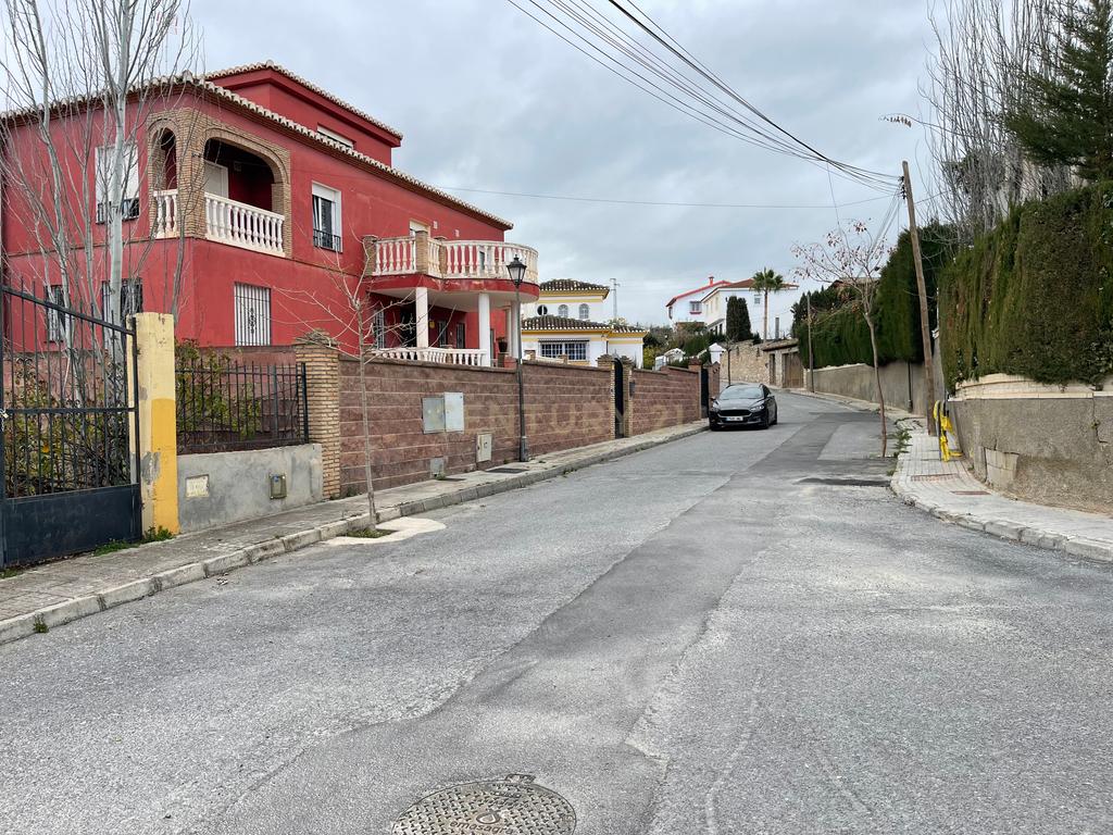 Terreno Urbano em Granada com Vista Panorâmica e Acessos Fáceis - Image 14