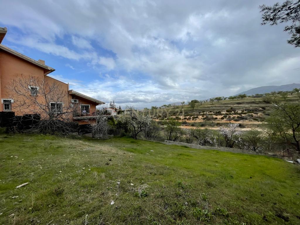 Terreno Urbano em Granada com Vista Panorâmica e Acessos Fáceis - Image 1