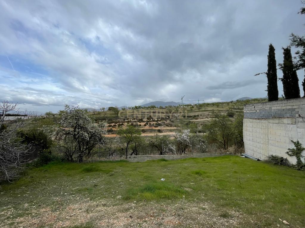 Terreno Urbano em Granada com Vista Panorâmica e Acessos Fáceis - Image 5