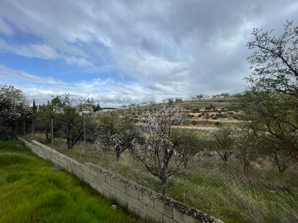 Terreno Urbano em Granada com Vista Panorâmica e Acessos Fáceis - Image 7