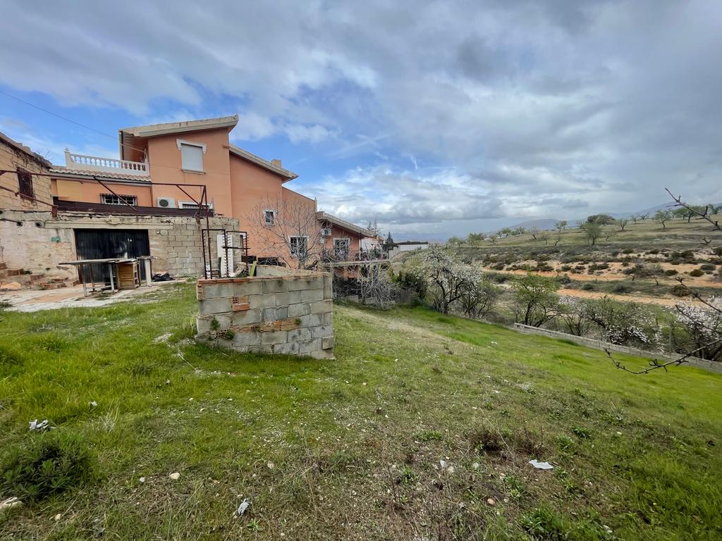 Terreno Urbano em Granada com Vista Panorâmica e Acessos Fáceis - Image 3