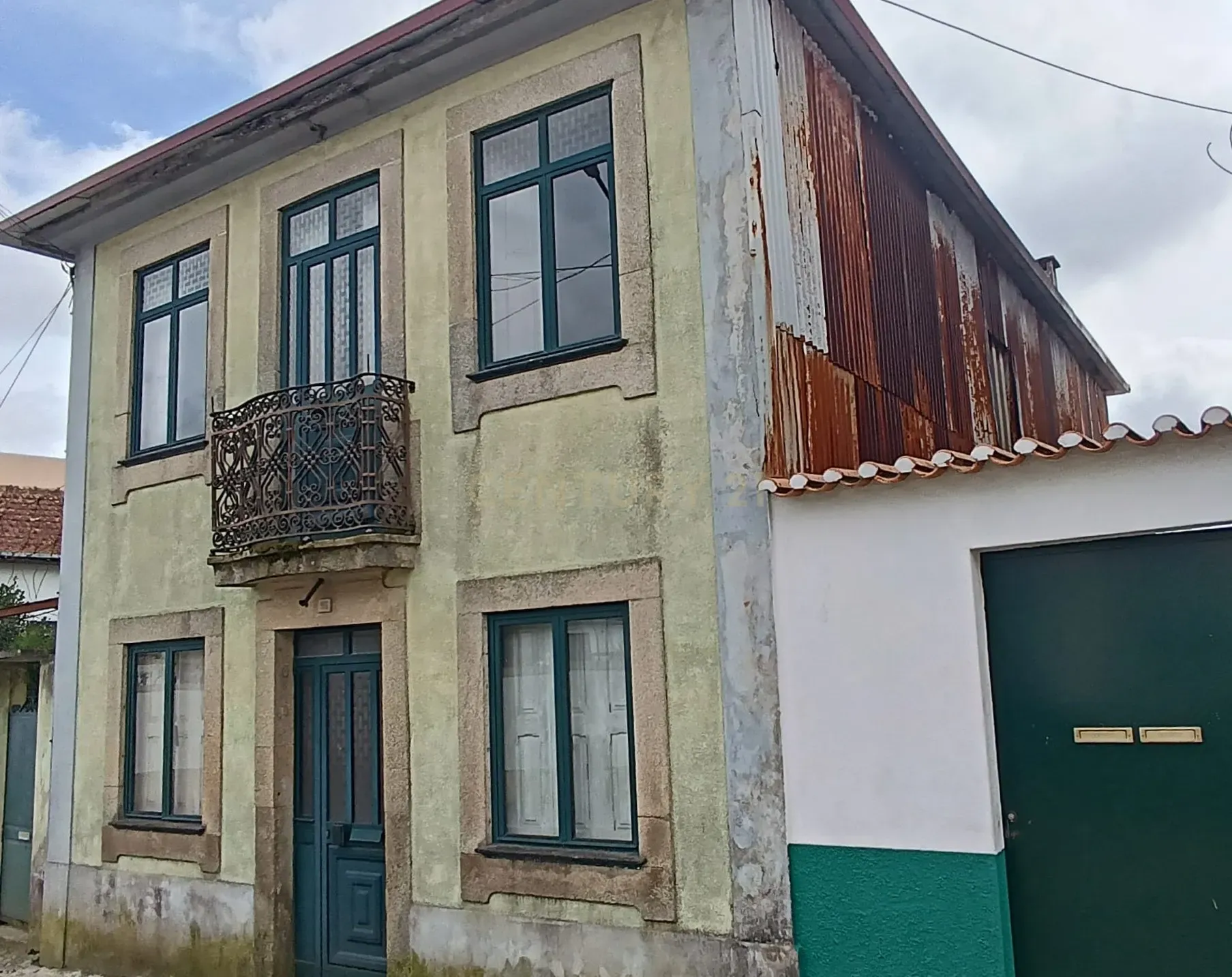 Moradia bifamiliar com cinco quartos, terreno e água para reconstrução no coração da Cidade da Maia, em Gueifaes - Image 5