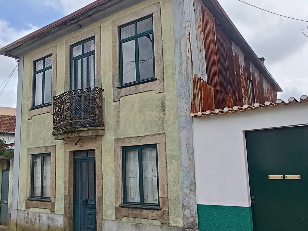 Moradia bifamiliar com cinco quartos, terreno e água para reconstrução no coração da Cidade da Maia, em Gueifaes - Image 5