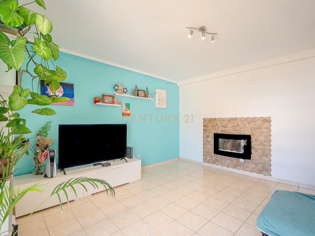 Apartamento T3 com Garagem no Centro de Tunes - Image 3