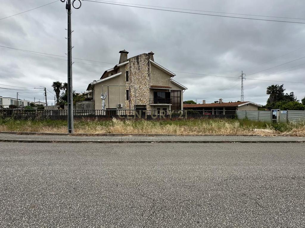 Duas moradias alvoradas + Terreno Urbano com projeto aprovado junto ao Glicinias - Image 1