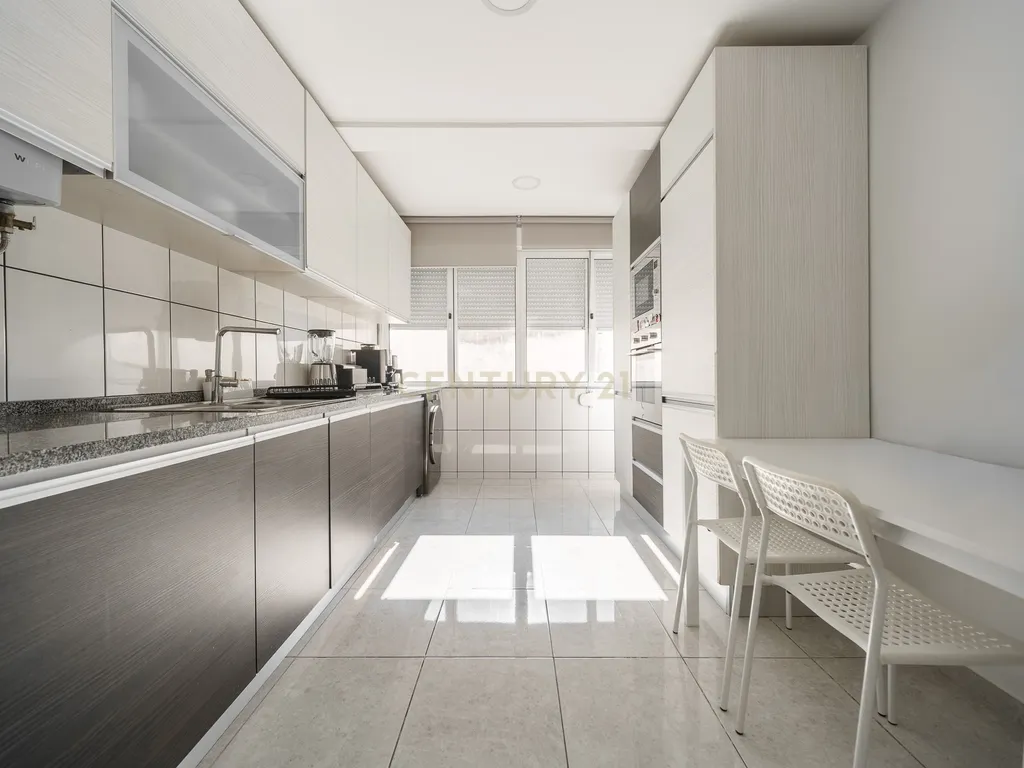 Apartamento T2 Renovado com Varanda e Arrecadação em São João da Talha - Image 5