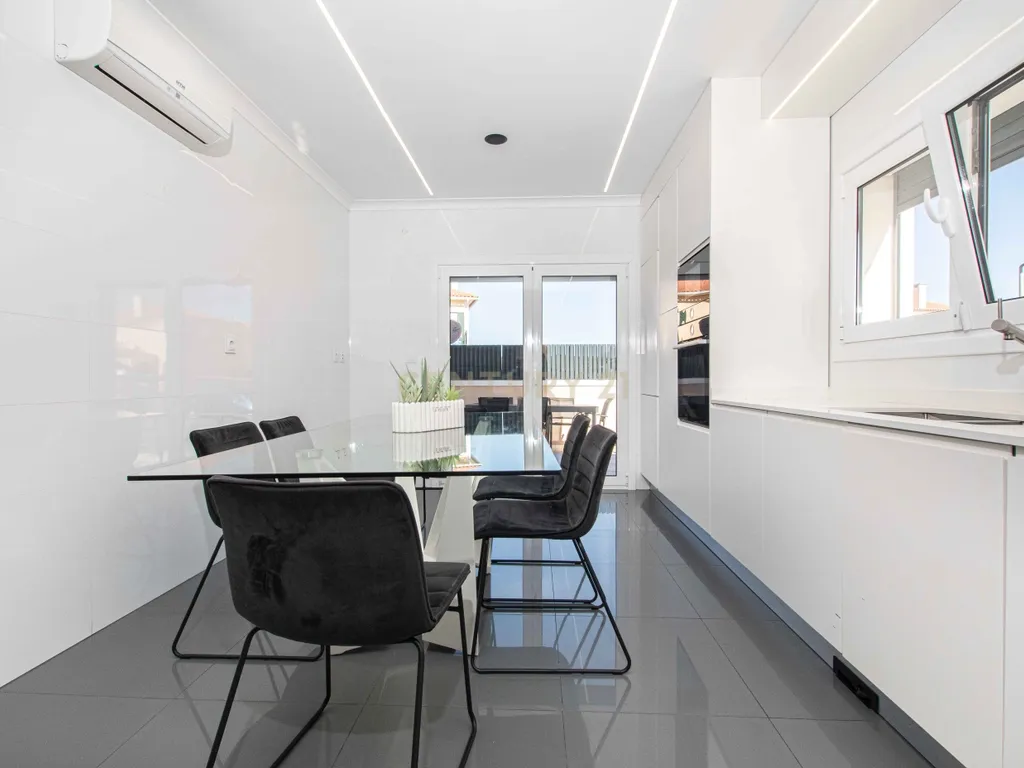 Moradia Independente T4+1 com Piscina, 321 m² de Construção e Garagem para 5 Viaturas | Albarraque, Rio de Mouro - Image 31