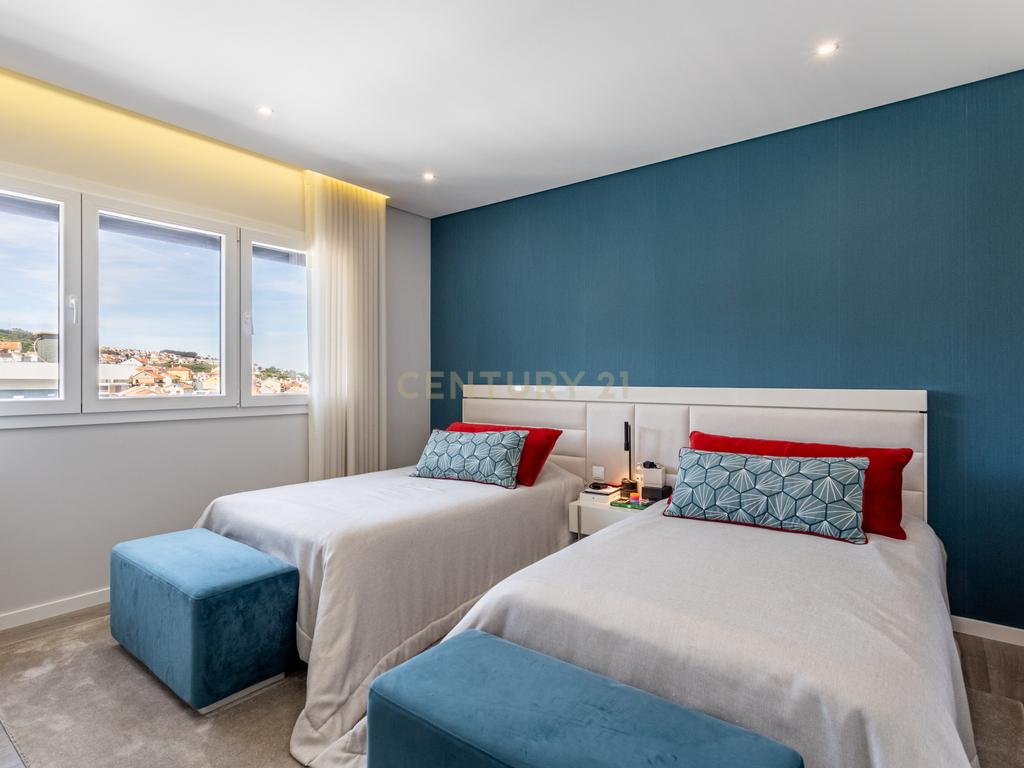 Luxuosa Moradia T5 em Odivelas com Vista Panorâmica - Image 24