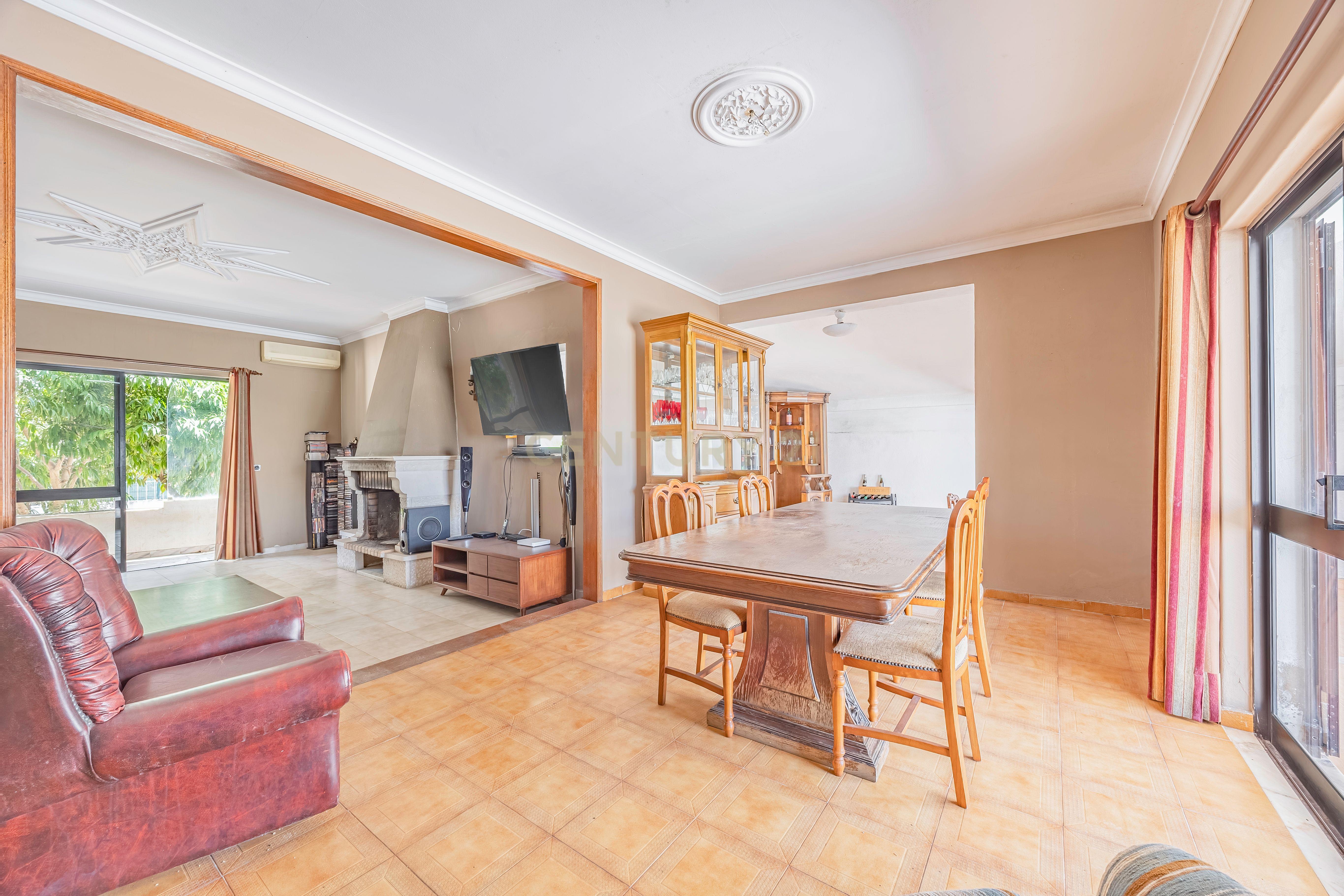 Fotografia 5 de Moradia T5 na zona das Gambelas,  Montenegro, Faro - Oportunidade Única