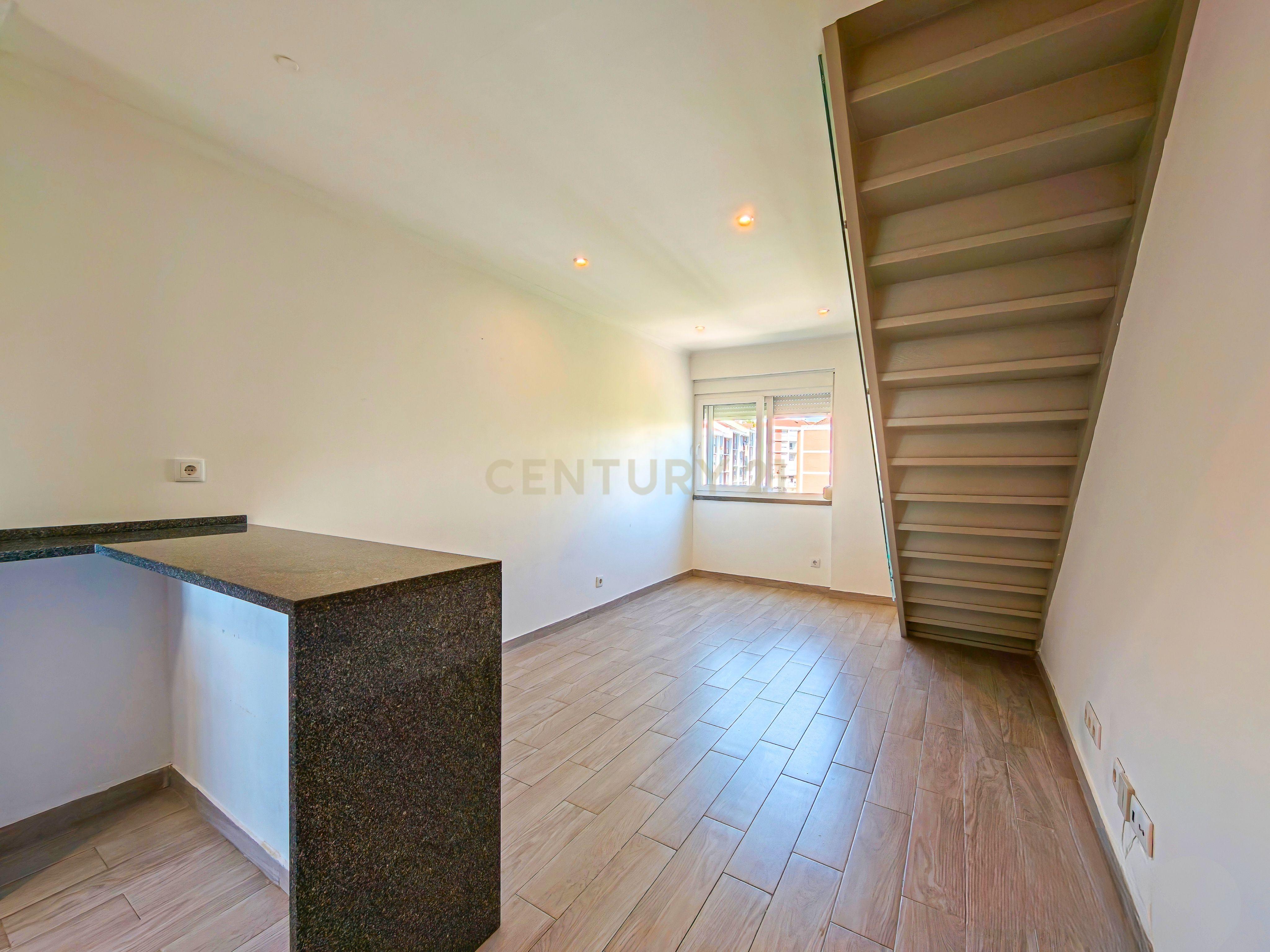 Fotografia 5 de T2 Duplex Remodelado com Espaço Extra no Sótão em Benfica