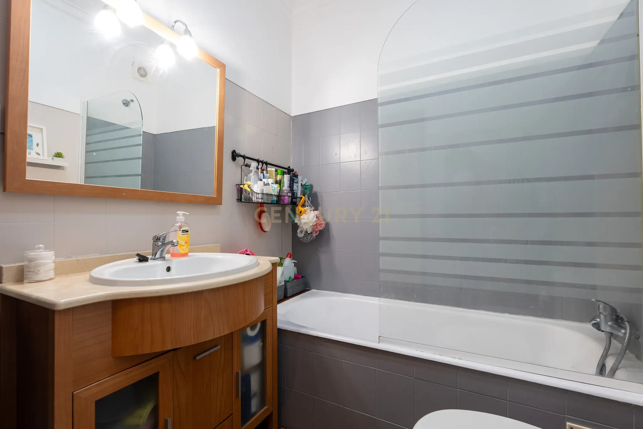 Apartamento T3 com garagem para 2 viaturas Monte Abraão - Image 18