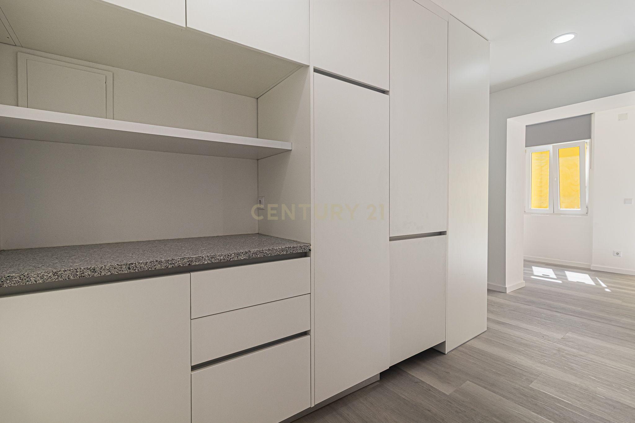 Fotografia 4 de T1 TOTALMENTE REMODELADO COM LOGRADOURO | MOSCAVIDE | JUNTO À ESTAÇÃO