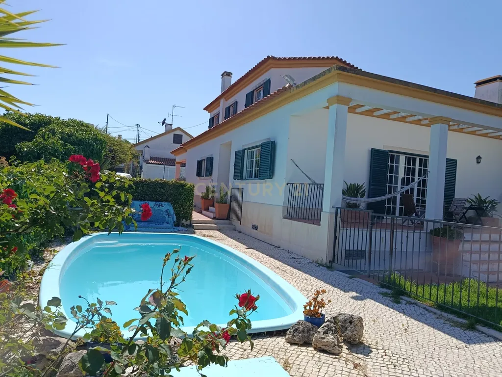 Casa Isolada em Sampaio-Sesimbra, Setúbal com Piscina e Vista Panorâmica - Image 1