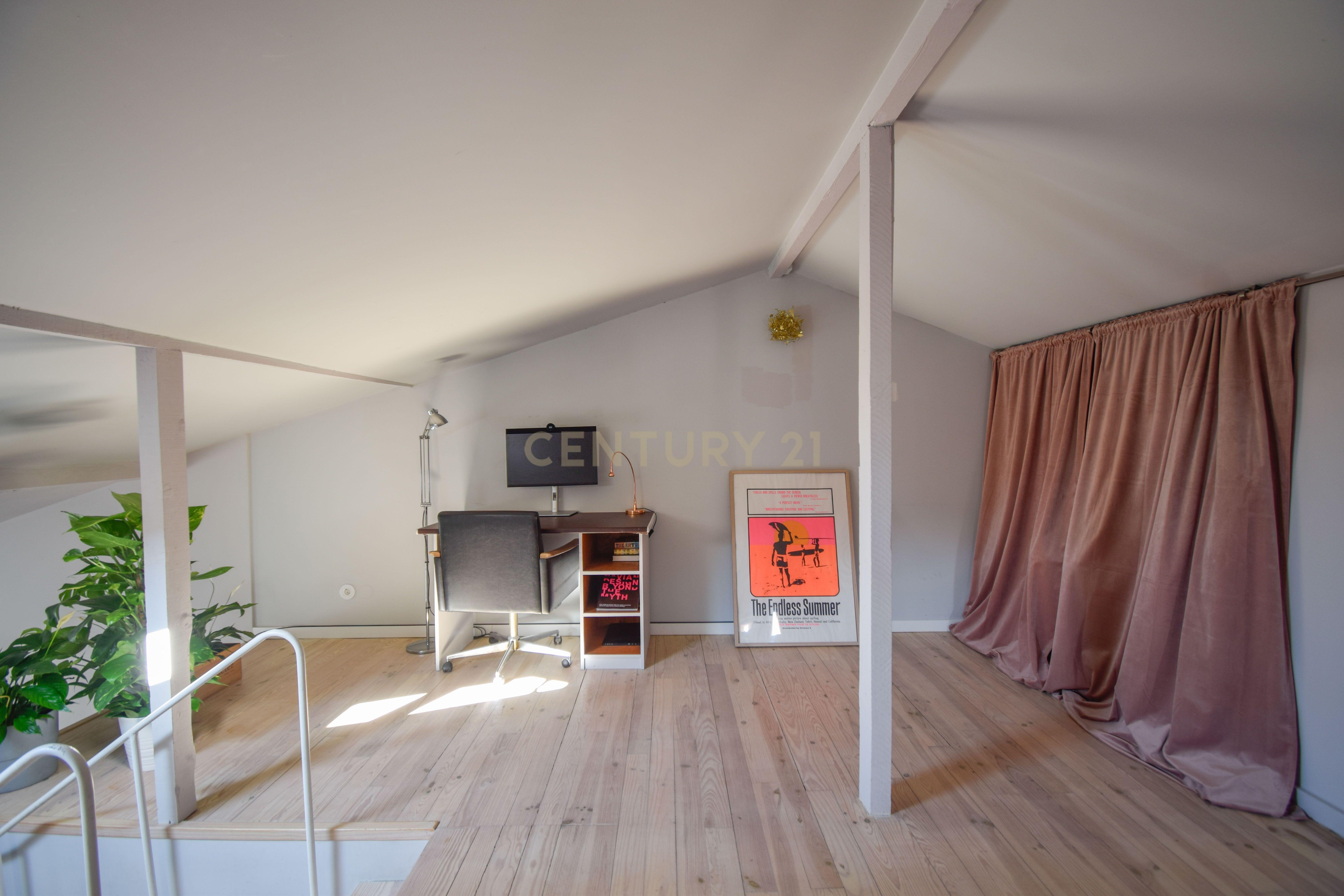 Fotografia 7 de Apartamento com mezzanine e potencial de reconversão na Estrela