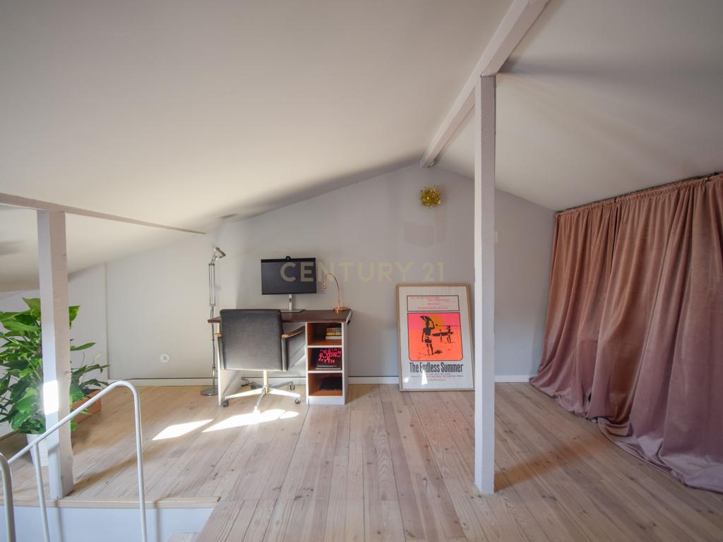 Apartamento com mezzanine e potencial de reconversão na Estrela - Image 7