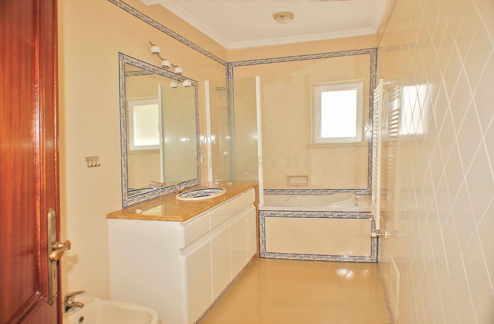 MORADIA TERREA T4+2 | PISCINA | TERRENO 2.000 m2 | CASCAIS | JARDIM | GARAGEM - Image 33
