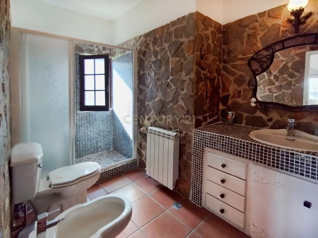 Oportunidade Única! Elegante Moradia + Apartamento T2 + Espaço + Funcionalidade = Qualidade de Vida. - Image 26
