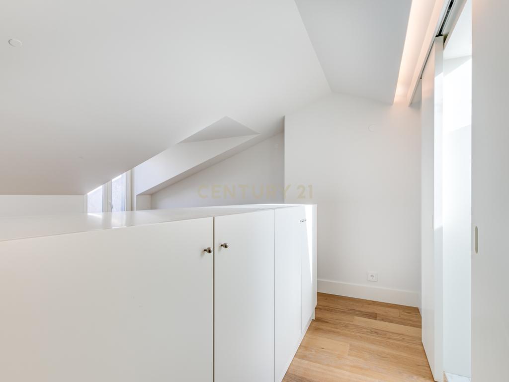 Apartamento T2+1 inserido no emblemático Edifício "Alegria 25". - Image 34