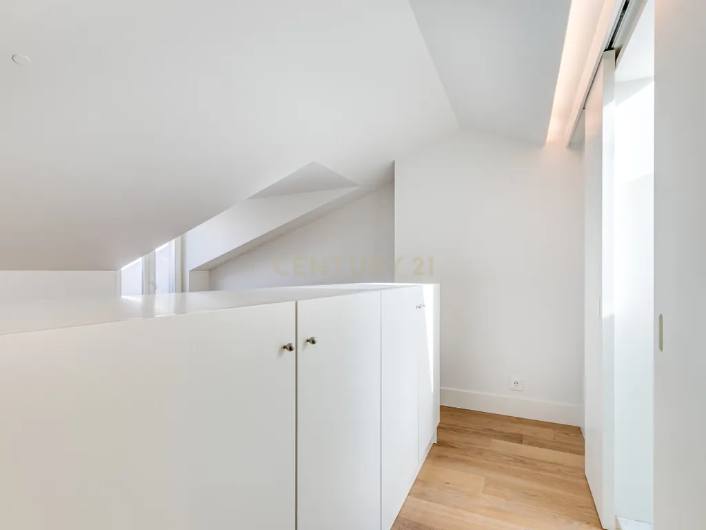 Apartamento T2+1 inserido no emblemático Edifício "Alegria 25". - Image 34