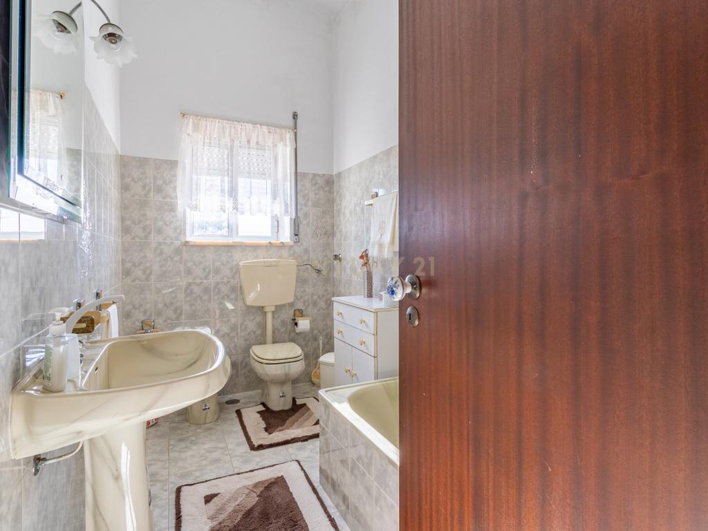 Quinta com 25.800M2 com moradia T6 em Casével, Santarém. - Image 12