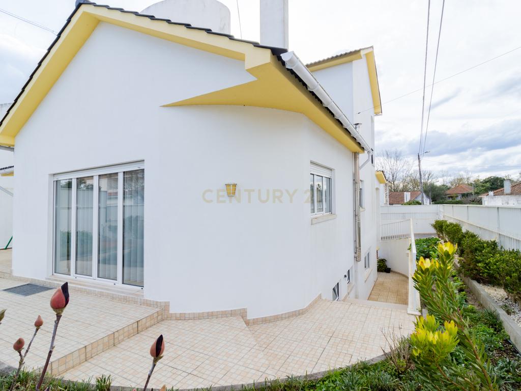 Espaçosa Moradia em Ourém / Jardim  - Image 26