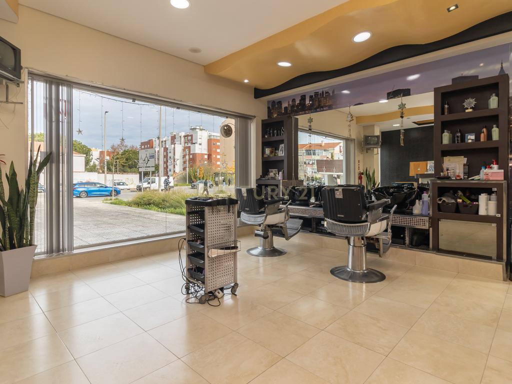 Espaço Comercial localizado no Alto do Seixalinho perto de todo o tipo de comercio e transportes(junto ao Hospital do Barreiro). - Image 4