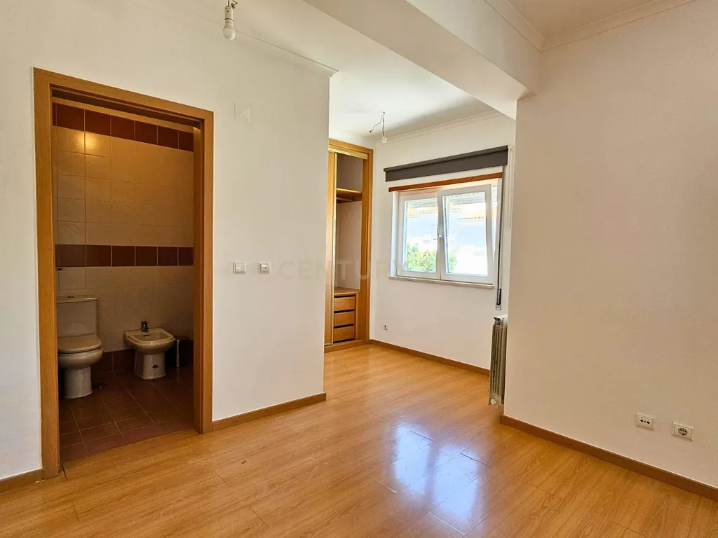 Moradia T4 em Oeiras para arrendar com garagem e terraço - Image 26