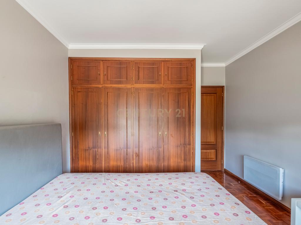 Apartamento T2 de excelentes áreas em Serzedo - Image 13