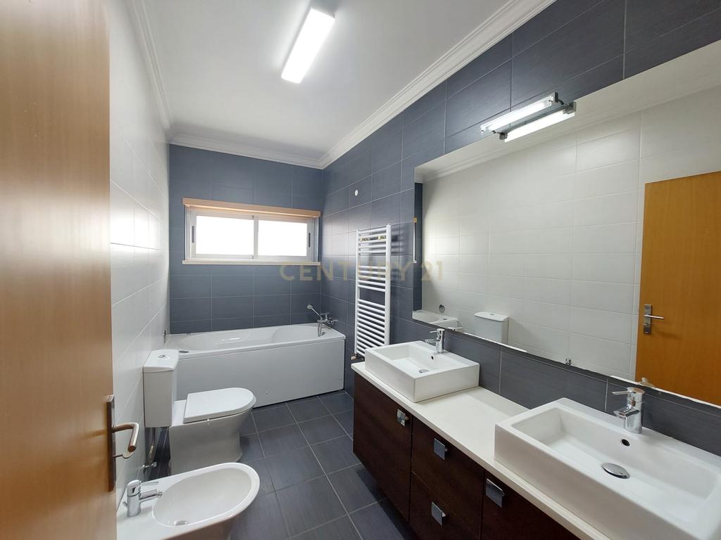 Moradia T4 de 3 Pisos com Piscina e Jardim - Image 21
