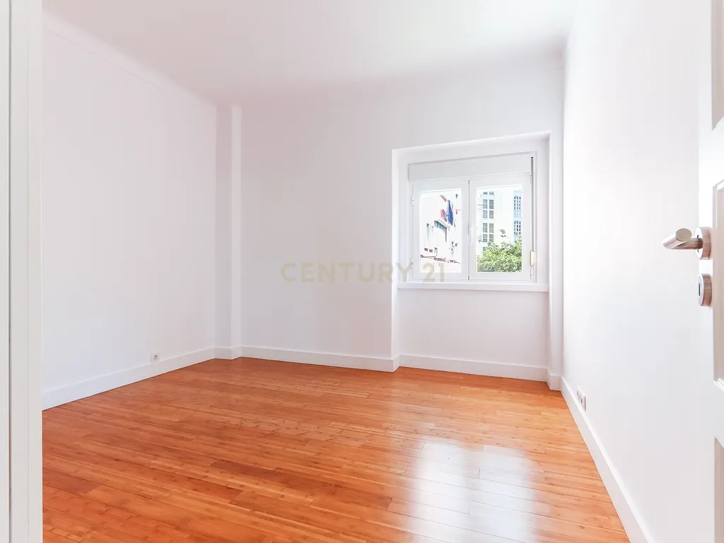 Apartamento T3 para arrendamento com varanda junto à Avenida de Roma | Prédio com "arte" - Image 21