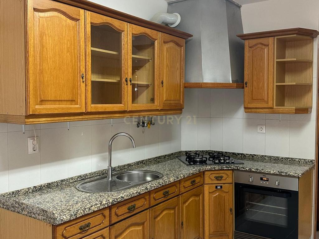 Apartamento T3 com terraço e garagem fechada para Arrendamento – Encosta do Sol - Image 6