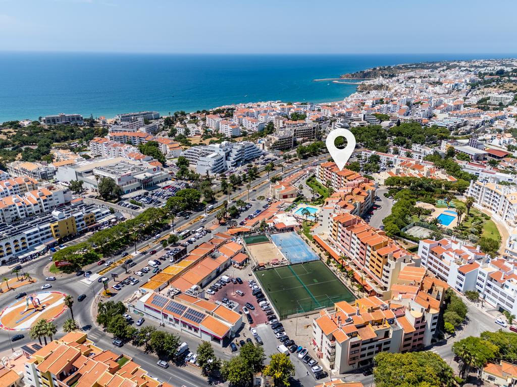 Apartamento com piscina, elevador e vista mar, no centro de Albufeira - Image 2
