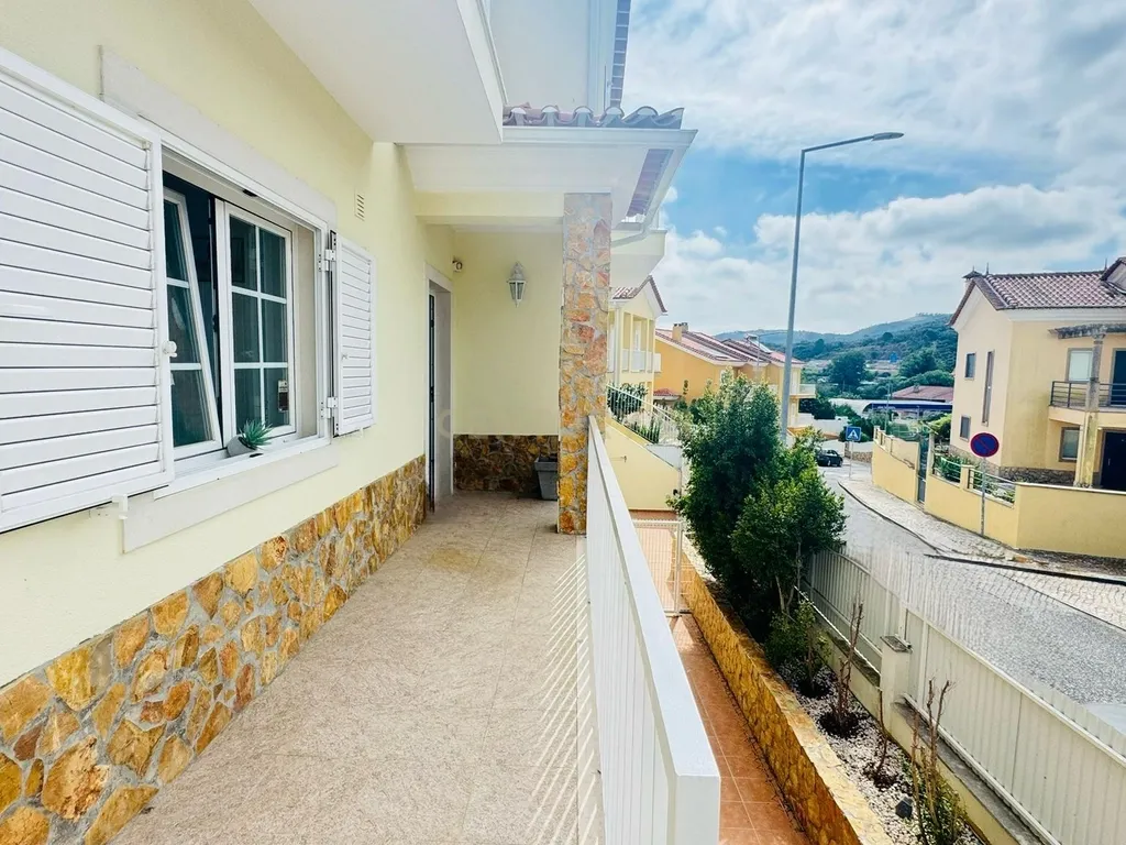 Moradia T4 com piscina aquecida e jardim em Vila Rei, Bucelas - Image 14