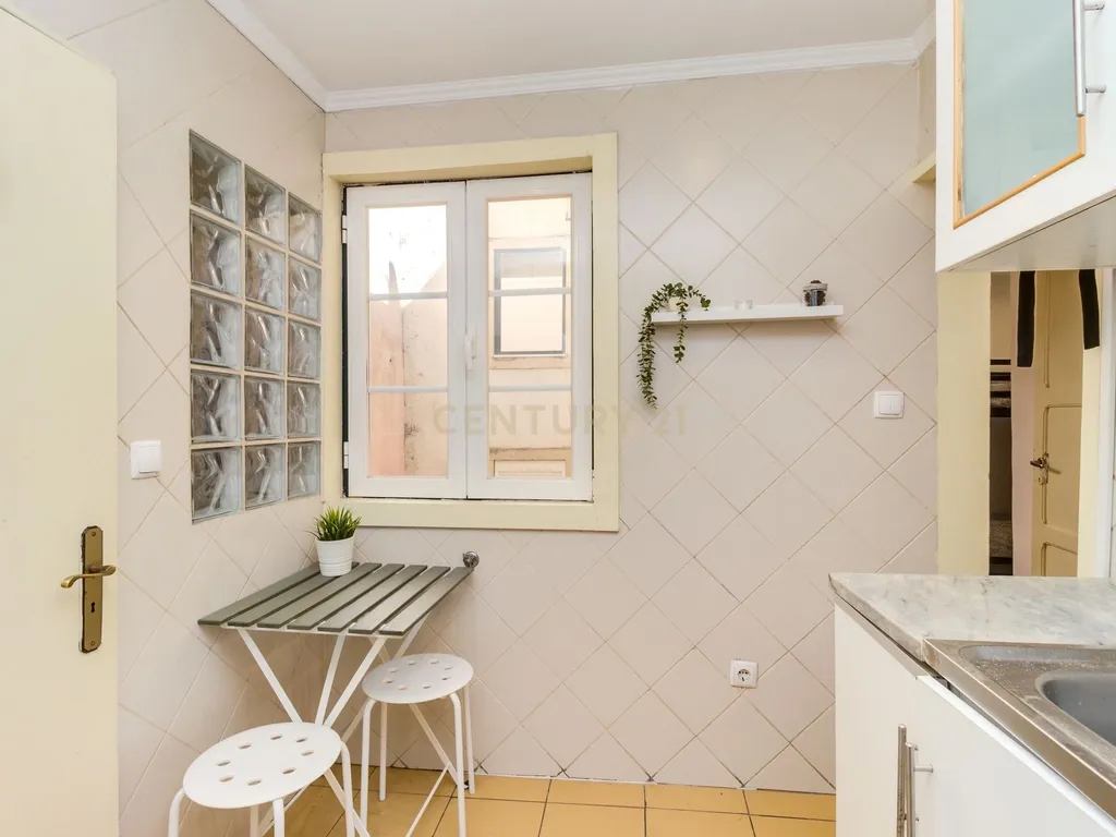 Apartamento T2 em Santa Maria Maior, Lisboa - Oportunidade Única - Image 5