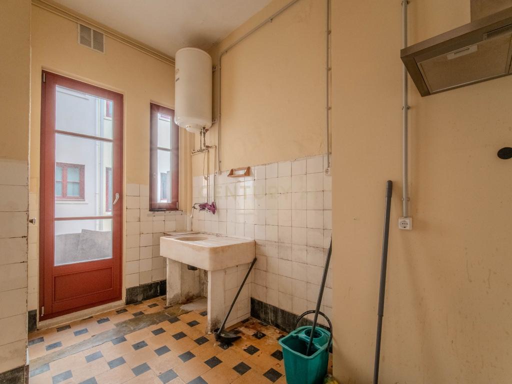 Apartamento T3 para remodelar | Possibilidade de 2 T1 | Centro do Porto - Image 9