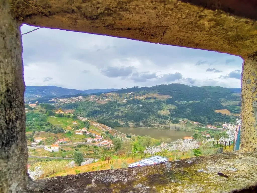 Moradia para reconstruir com terreno, refúgio paradisíaco perto da praia fluvial de Porto de Rei, S. Martinho de Mouros, Resende - Image 3