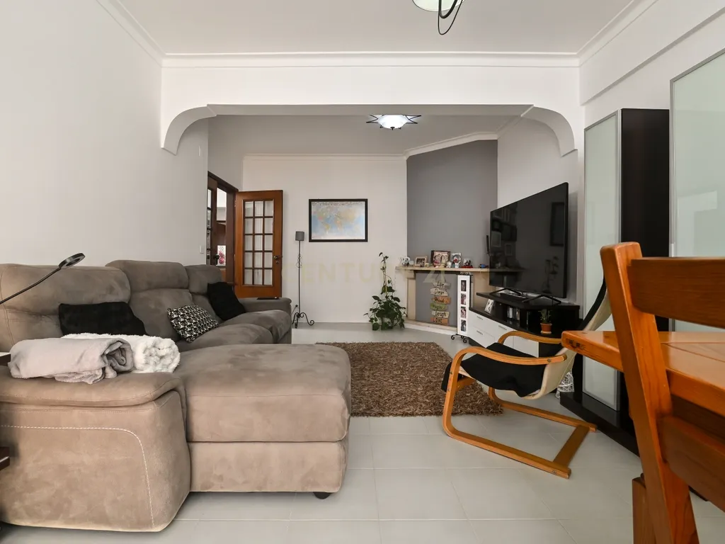 Apartamento T3 semi-remodelado, luminoso e pronto a habitar, na Rinchoa (Sintra). - Image 10