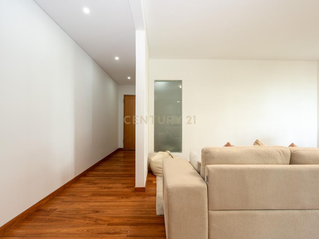 Apartamento de tipologia T3, com 2 varandas, 2 WC e box para 4 viaturas, situado no Jardim da Amoreira - Ramada em Odivelas. - Image 7