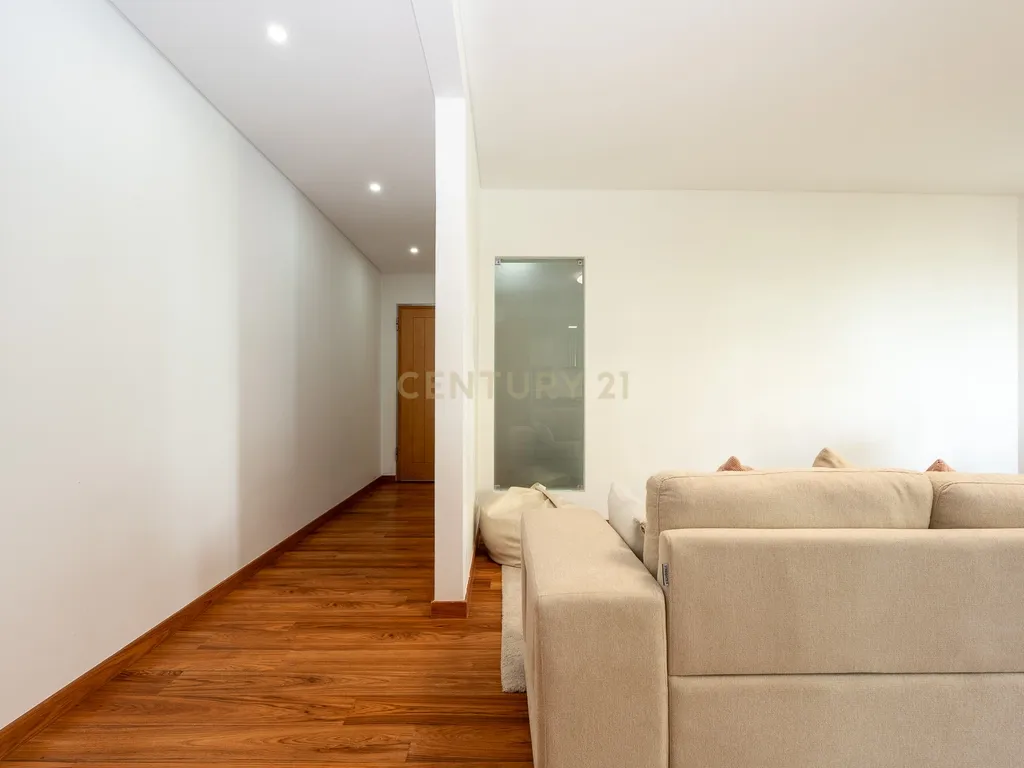 Apartamento de tipologia T3, com 2 varandas, 2 WC e box para 4 viaturas, situado no Jardim da Amoreira - Ramada em Odivelas. - Image 7