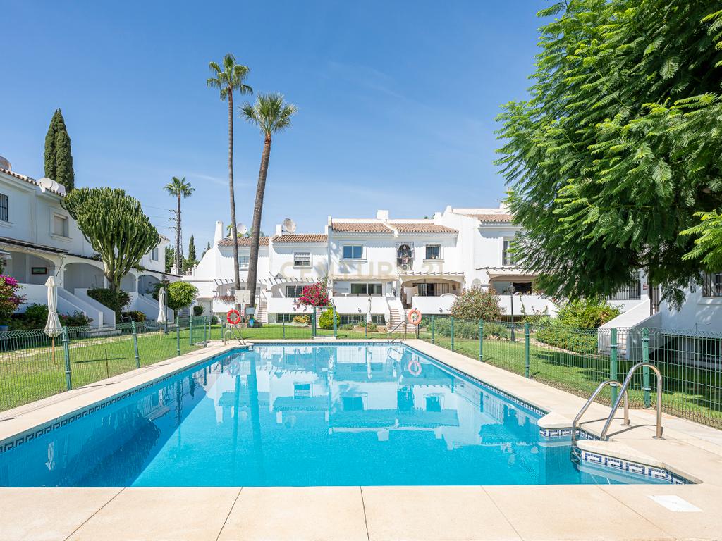 Moradia geminada no Conjunto San Javier Elegância, conforto e espaços para desfrutar -Nueva Andalucia–Marbella    - Image 1